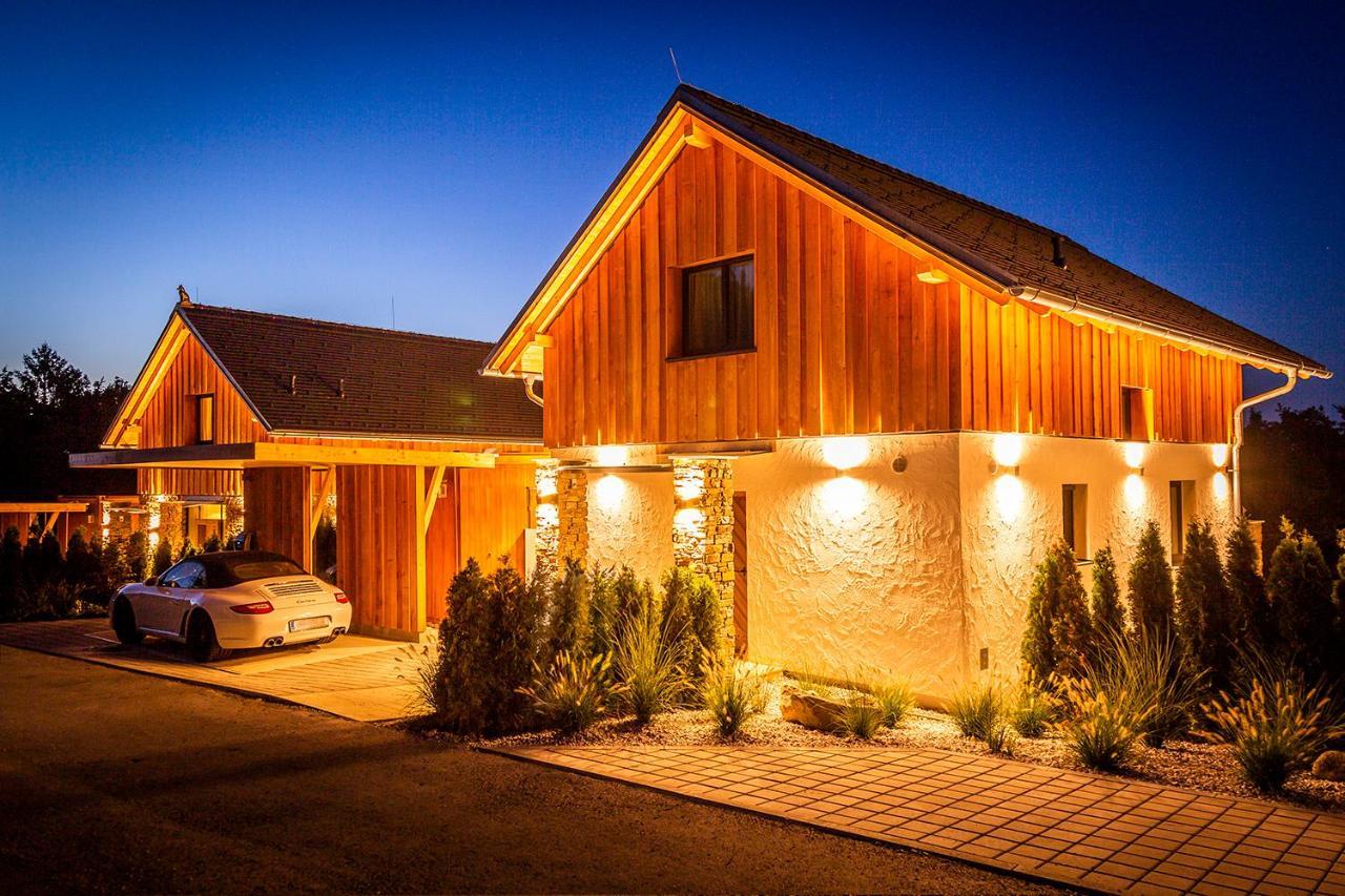 Golden Hill Country Chalets & Suites Waldschach Exteriér fotografie
